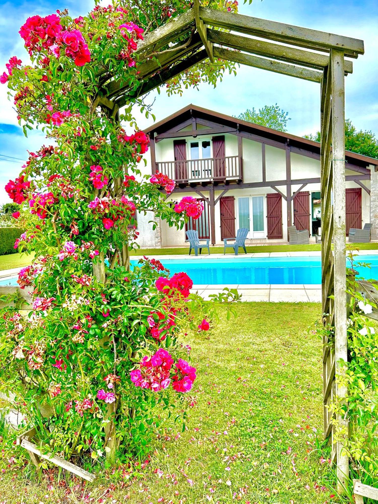 Villa La Landaise Avec Piscine Saubrigues
